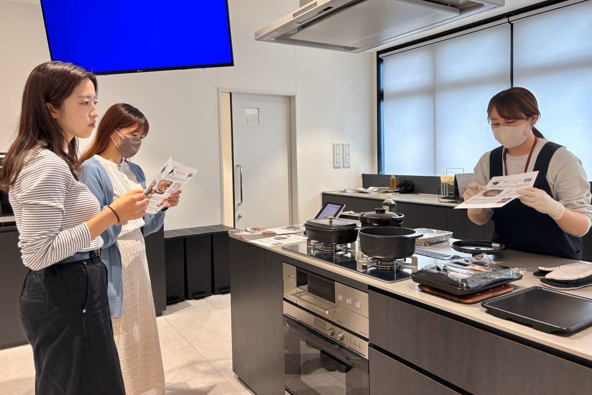 リンナイ様展示場にてガスコンロ見学中
